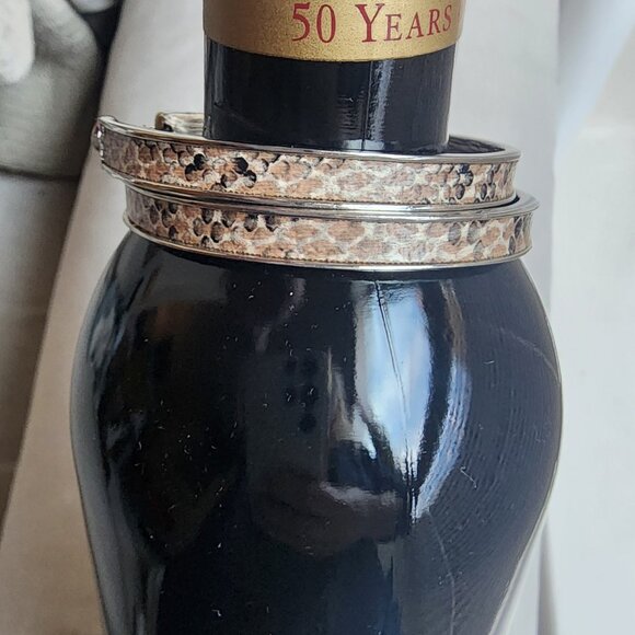 Large hoop pierced faux snakeskin leather earrings - Picture 4 of 4